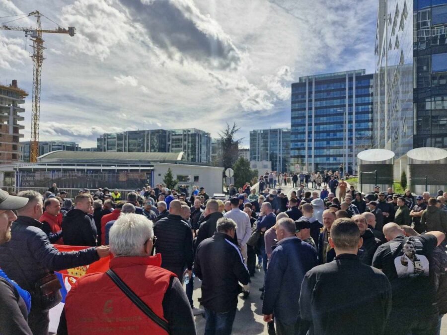 Grupa nepoznatih ljudi blokira ulaz na N1, među njima novosadski funkcioneri