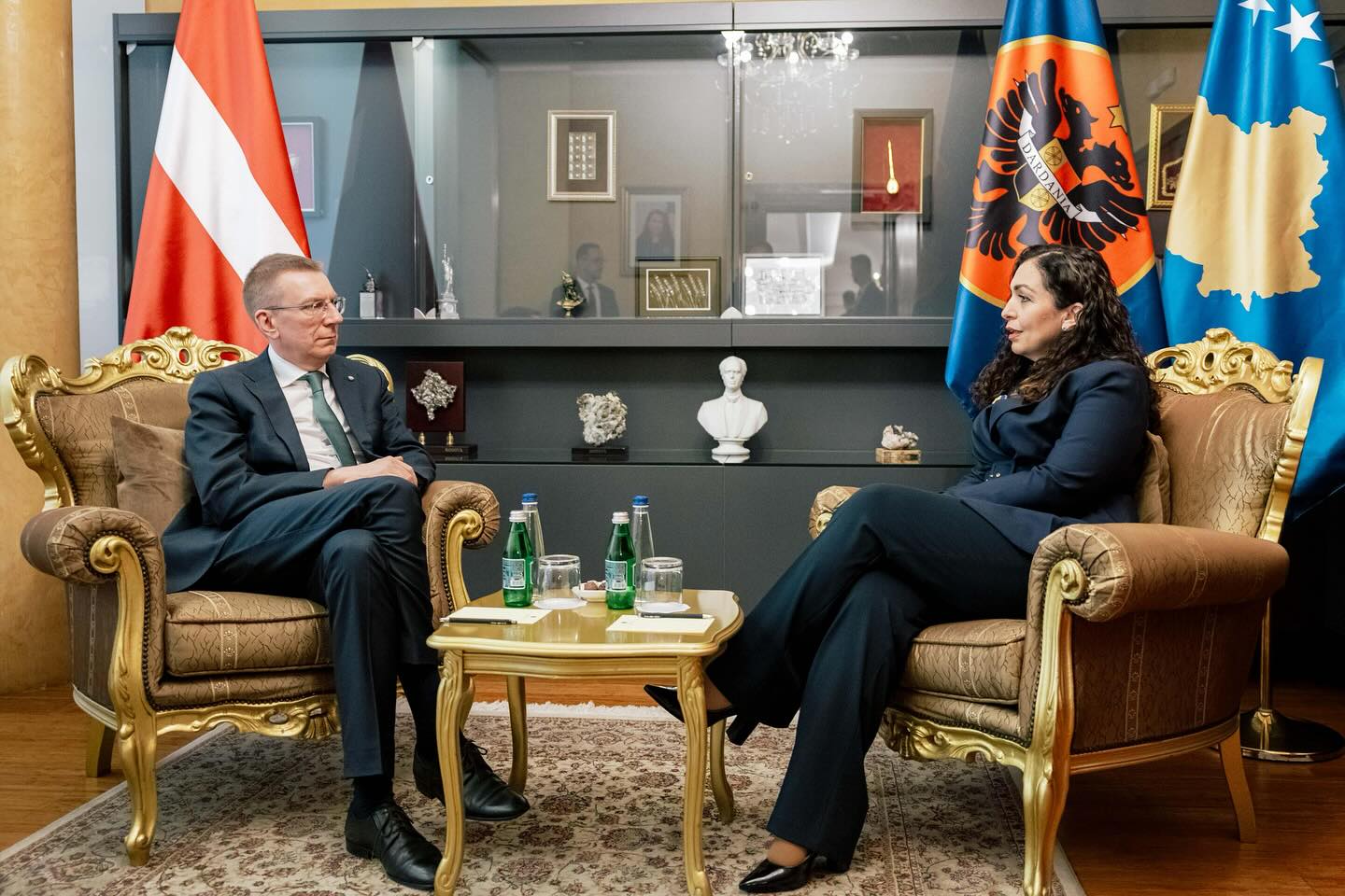 Express: Predsednik Letonije upoznat sa prevarom kojoj je bio izložen Kurti; Oštro osuđujemo ruske taktike