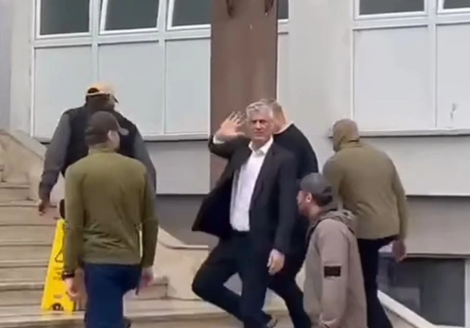 Mediji: Građani ispratili Tačija skandirajući "UĆK"