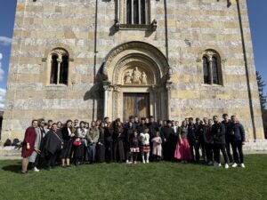 Brojni vernici na liturgiji u V.Dečanima, manastir posetili i pravoslavci iz Albanije