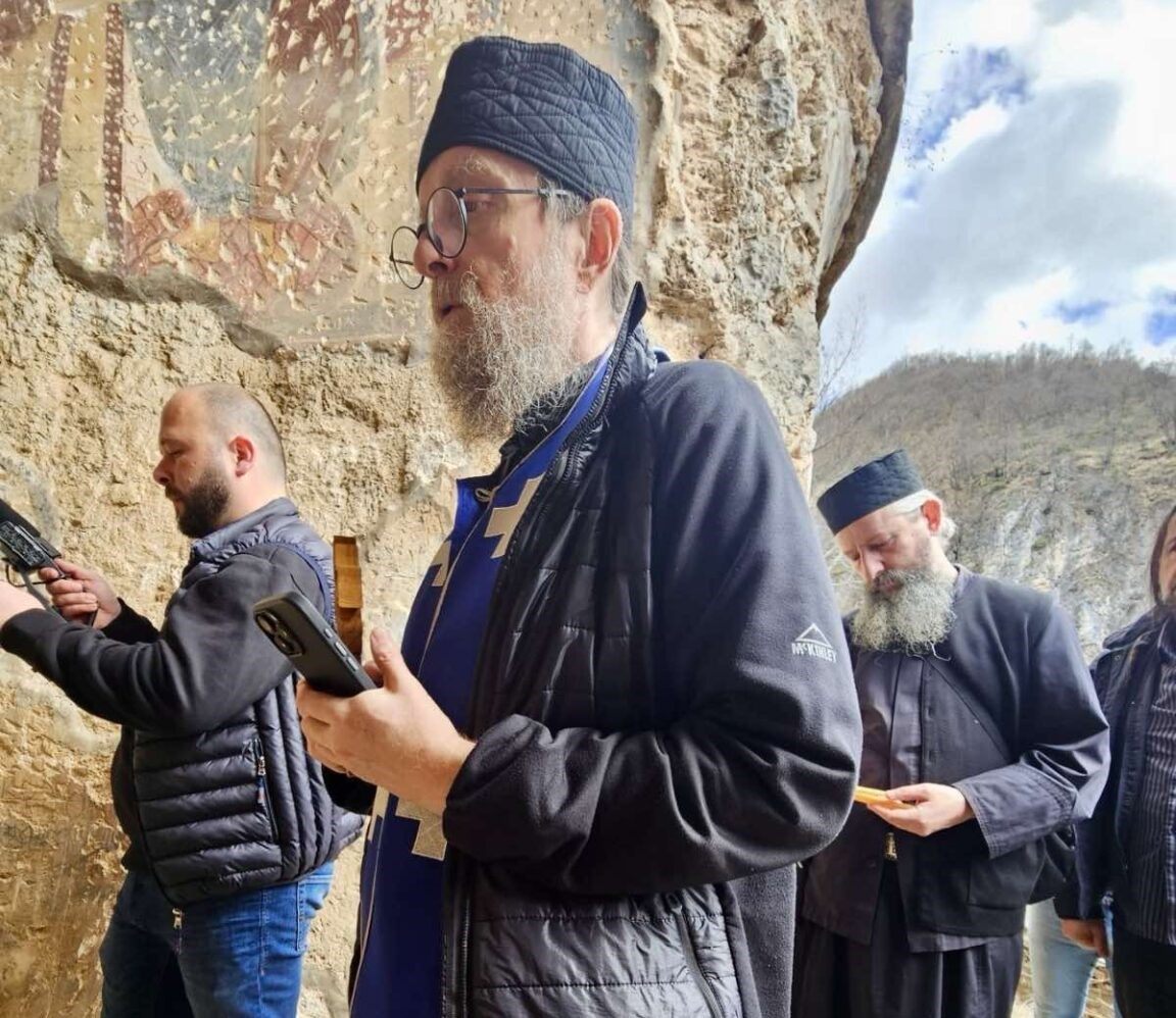 Ekspertski tim Eparhije raško-prizrenske posetio ugroženu isposnicu Sv. Petra Koriškog