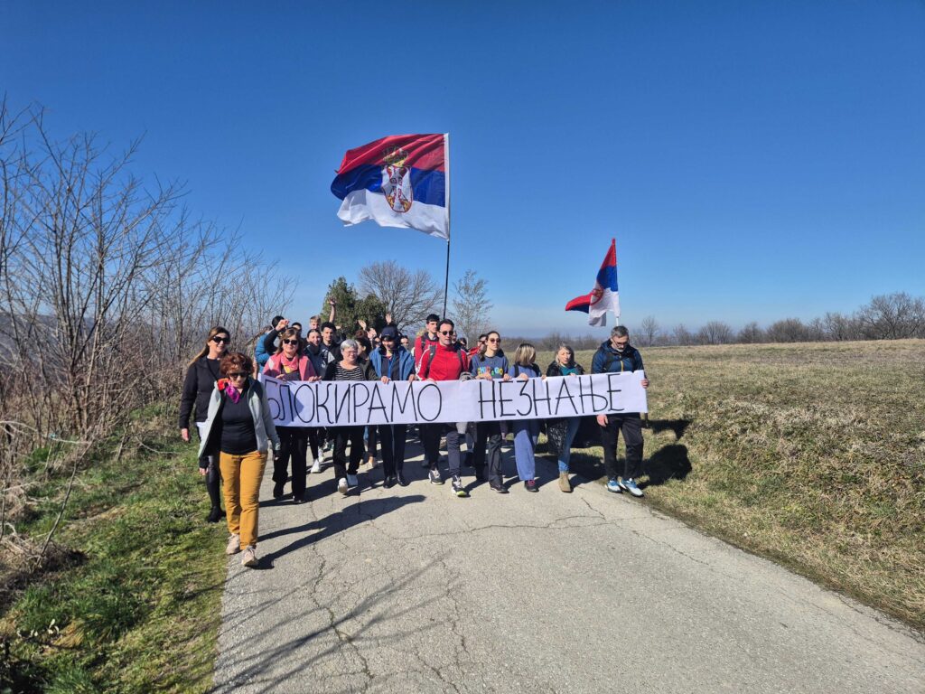 Prosvetari nastavljaju šetnju ka Čačku, studenti pozivaju na generalni štrajk u petak