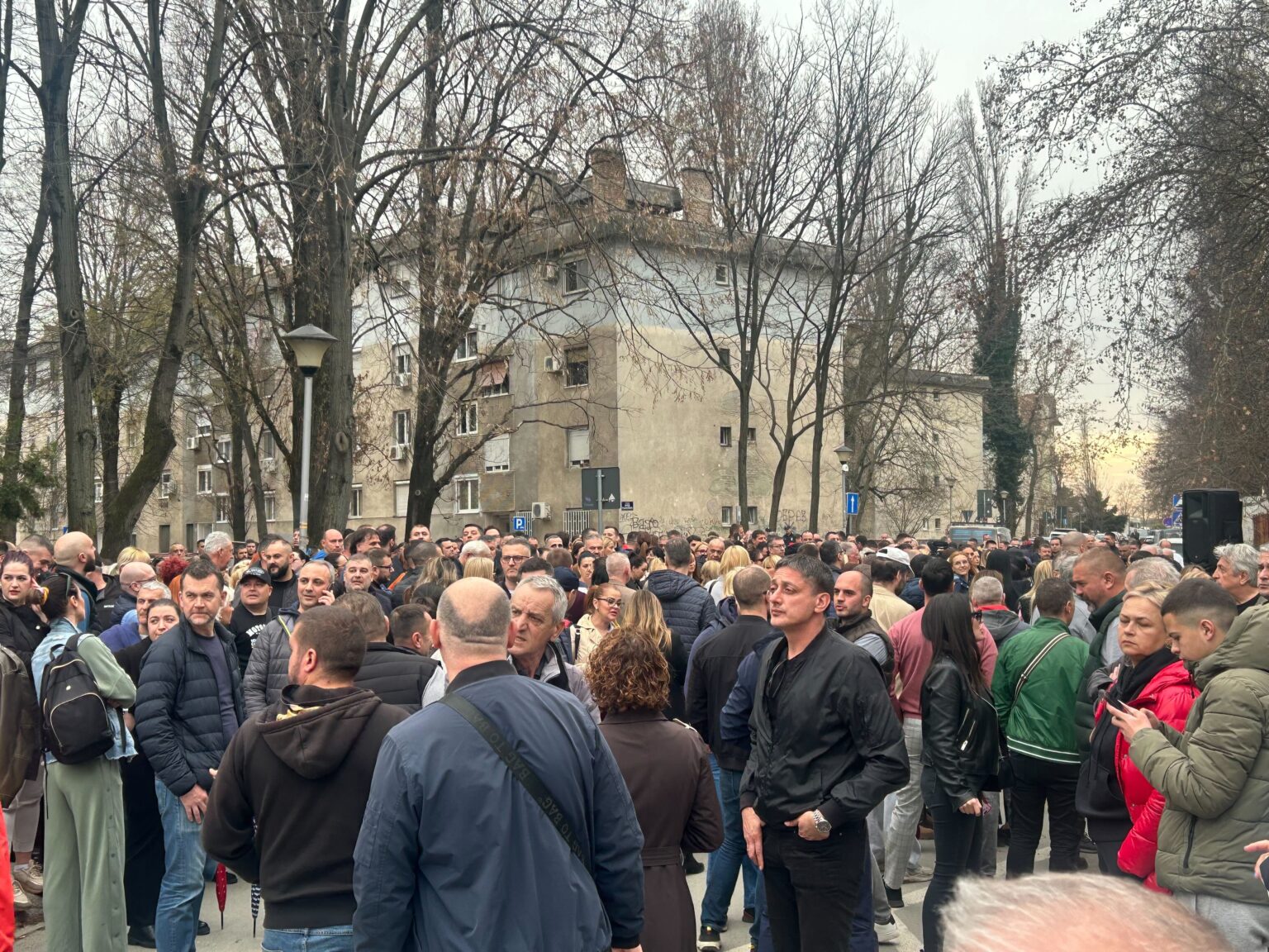 Novinarka napadnuta na skupu „zabrinutih roditelja“ u Novom Sadu
