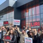 Tači u sedištu EULEX-a, posetila ga porodica; Ispred protest „sloboda za oslobodioce“ Tači protest eulex