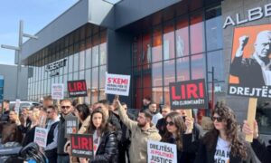 Tači u sedištu EULEX-a, posetila ga porodica; Ispred protest "sloboda za oslobodioce" Tači protest eulex