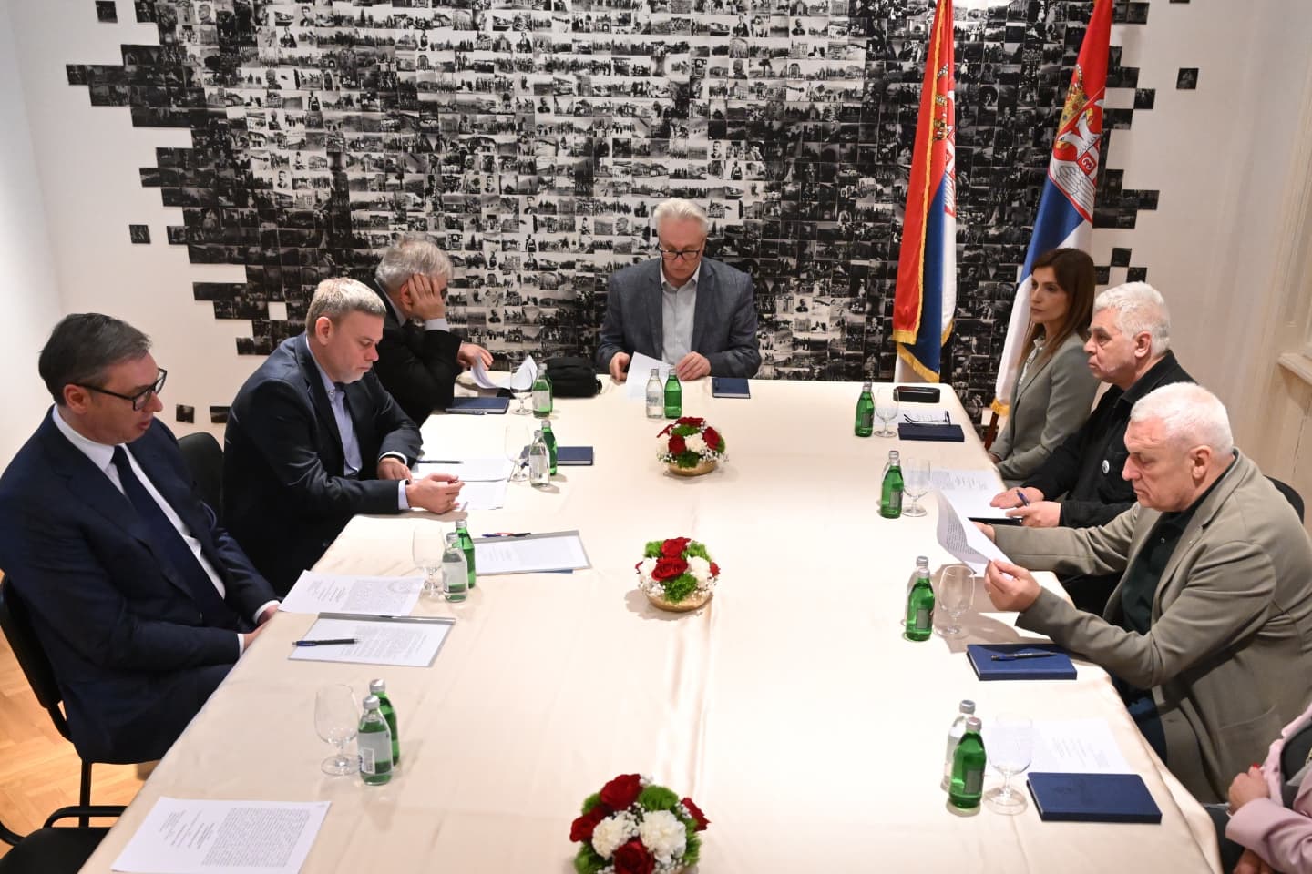 Vučić u Kući Kralja Petra sa članovima SANU i profesorima krenuo u formiranje "Pokreta za narod i državu"