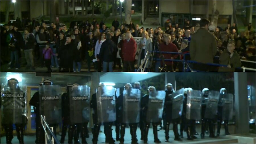 Nakon što su blokirali izlaz iz centrale SNS na Novom Beogradu, građani protestuju ispred MUP-a zbog privođenja dve osobe 