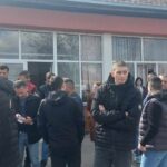 Protest ispred DZ u Donjoj Gušterici, građani: Preko konkursa primljeni podobni, spisak tajan, ugovori potpisivani po kafanama…