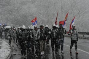 Vučić uz slike Srba koji pešače