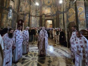 Brojni vernici na liturgiji u Visokim Dečanima, raste broj posetilaca