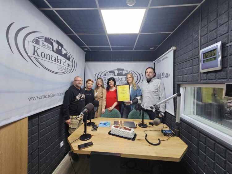 Radiju Kontakt Plus povelja UNS-a povodom 25 godina rada