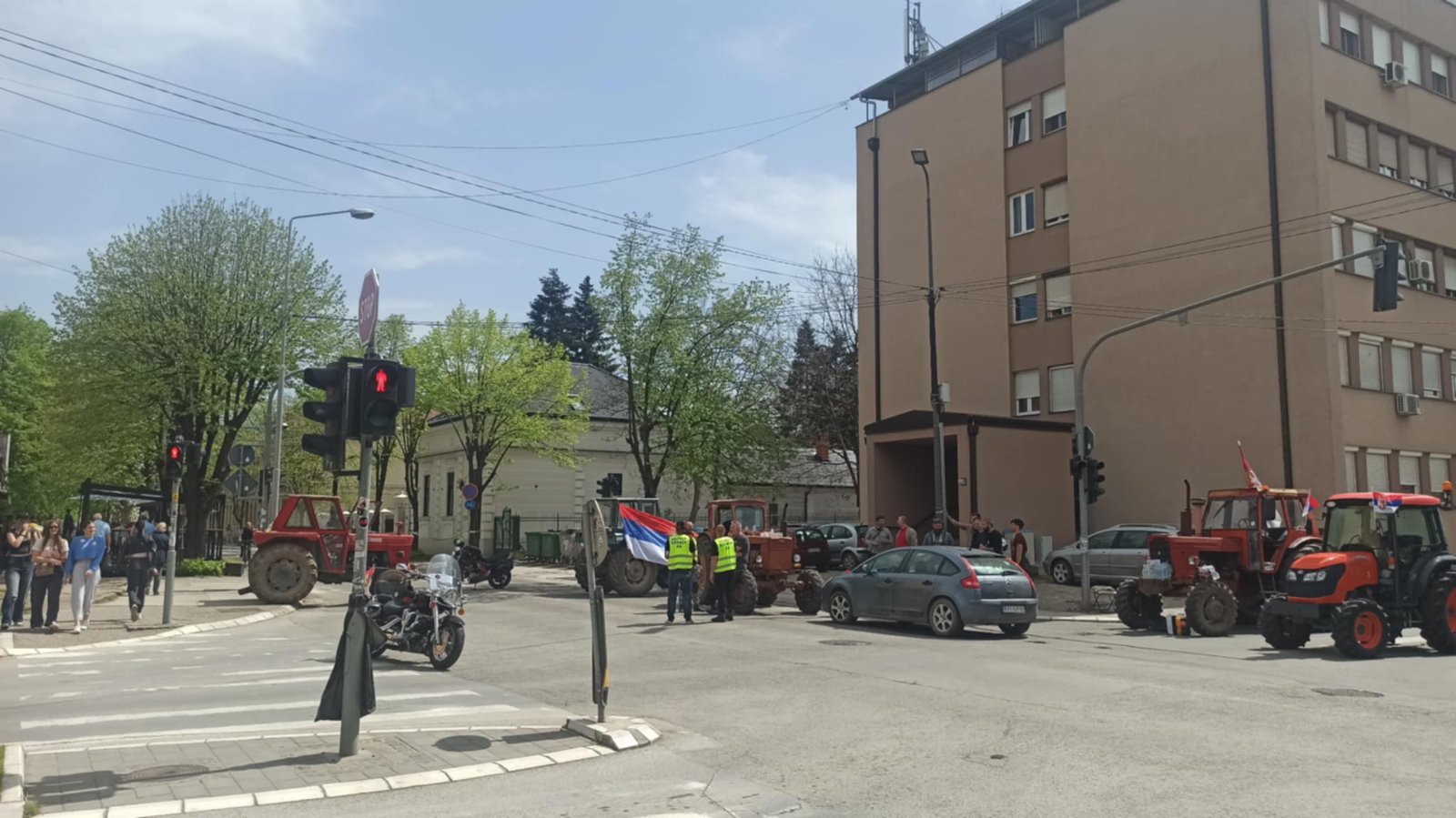 https://www.novosti.rs/hronika/hapsenja-i-istraga/1510487/sprecena-likvidacija-bazenu-kraljevu-mup-hitno-reagovao-muskarac-primecen-fantomkom-pistoljem