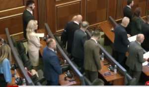 Zakletva - "štitiću teritorijalni integritet Kosova"; Redža: Poslanici SL pokušali da sakriju potpisivanje