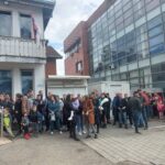 Protest zbog konkursa ispred DZ Gračanica, građani: Klizimo u beznađe vođeni ljudima koji vladaju zakonom podobnijeg