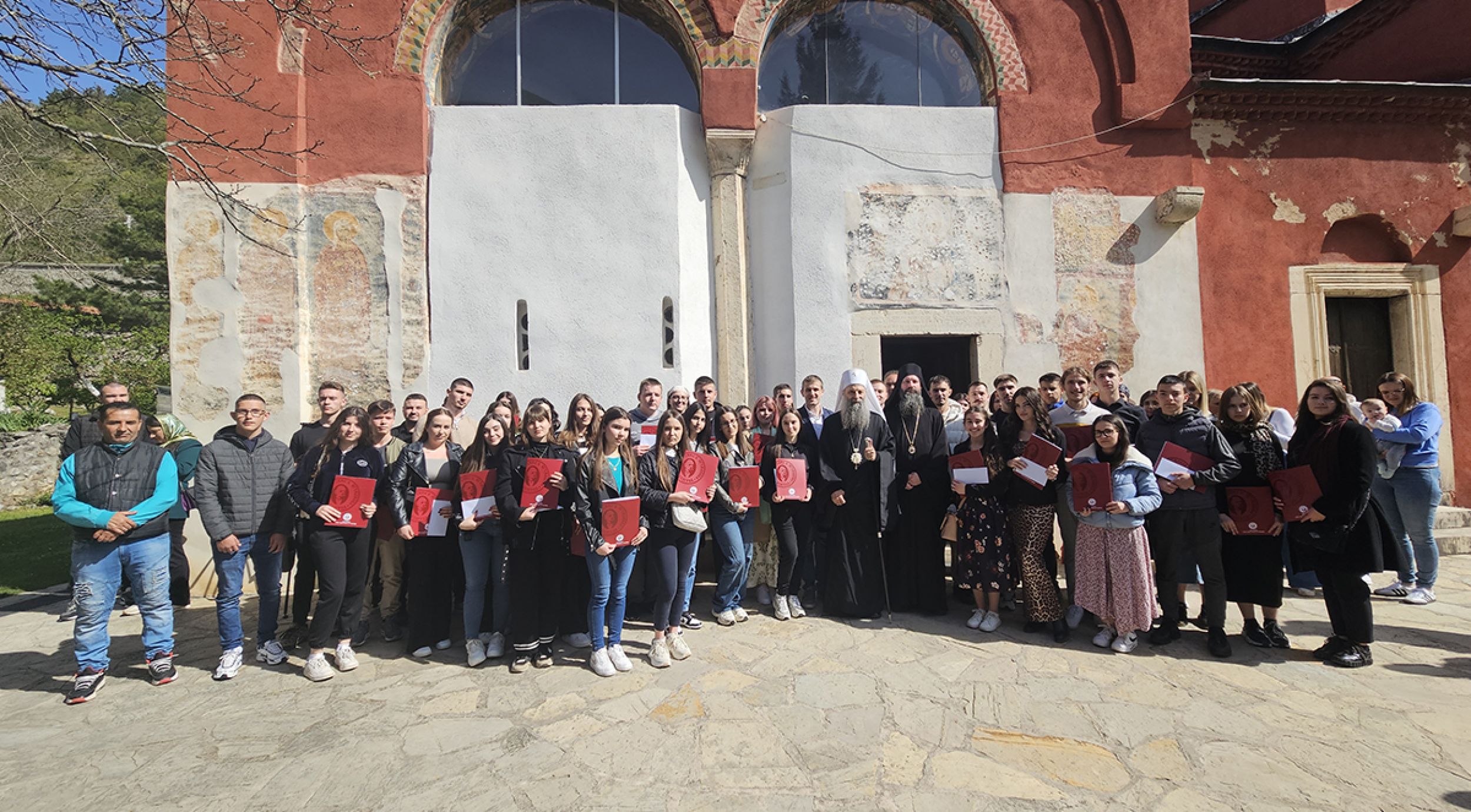 FOTO: Patrijarh sa studentima i đacima u Pećkoj Patrijaršiji/SPC