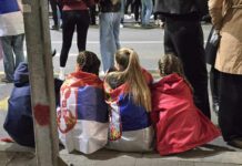 „Srbija ili mafija?“: Studenti osnovali grupu građana „Studentska lista – Studenti pobeđuju“ FOTO: Studenti, protesti, srpska zastava, mladost/KoSSev