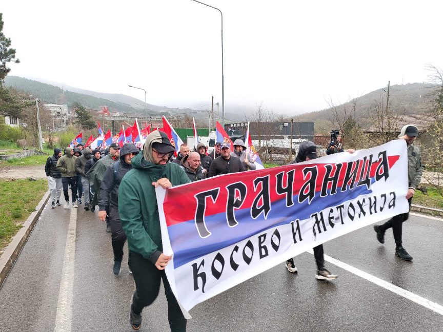 Kažu da nisu odmarali cele noći: Za 30 sati grupa Srba s Kosova, koja ide na Vučićev skup, prepešačila 63 kilometra