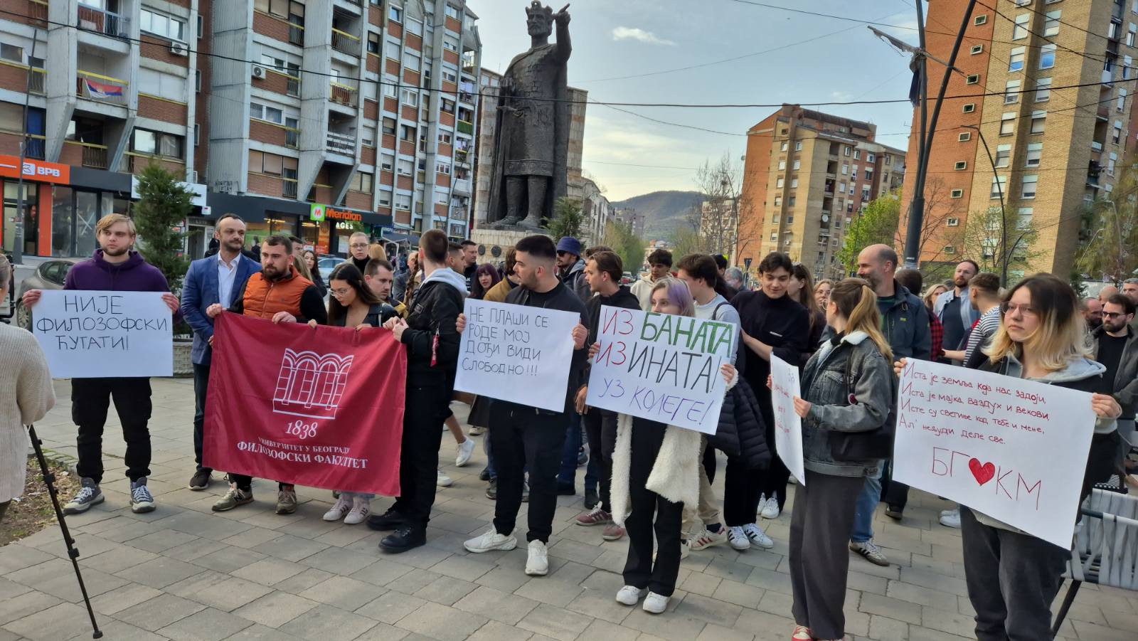 60 studenata iz Srbije danas sa kolegama na skupu "16 minuta tišine" u Mitrovici