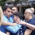 Eparhija osudila primenu sile protiv maturanta: Nastavak sistematskih pritisaka na Srbe FOTO: policajac rukom za vrat maturanta/Telegram skrinšot