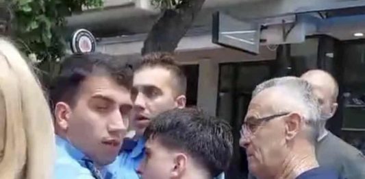 FOTO: policajac rukom za vrat maturanta/Telegram skrinšot
