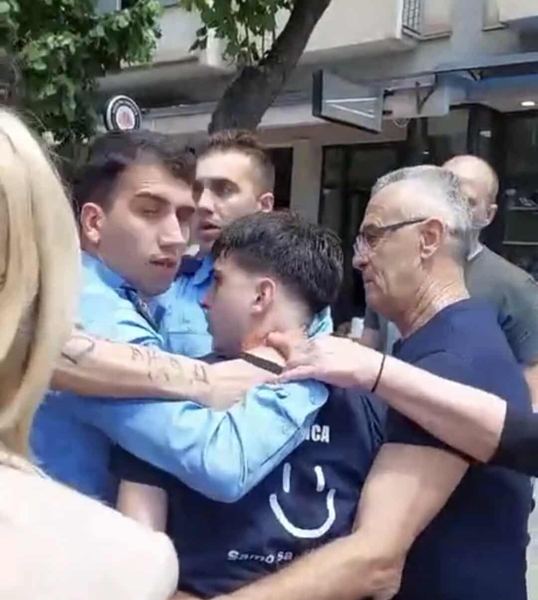 FOTO: policajac rukom za vrat maturanta/Telegram skrinšot