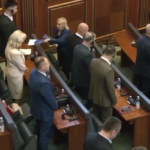 Koha objavila zakletve poslanika Srpske liste Republici Kosovo, izlistala greške i albanskim FOTO: Koha/Srpskoj listi se uručuju zakletve Republici Kosovo