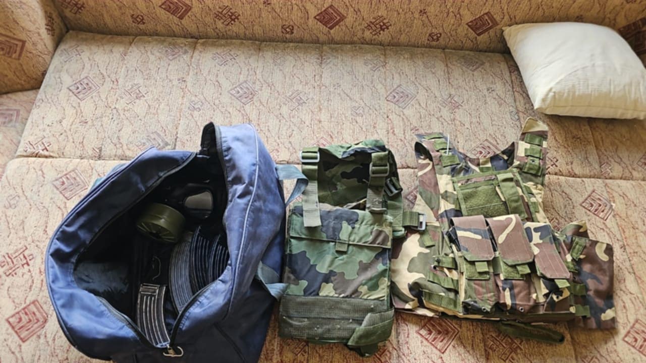 Uhapšen muškarac u Severnoj Mitrovici – pronađeni panciri, municija i droga