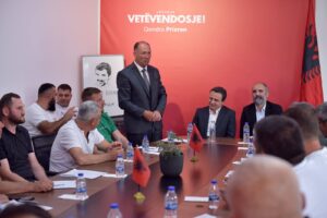 Kurti sa novim članovima LVV iz Prizrena; Express: Pokrenuo kampanju za lokalne izbore