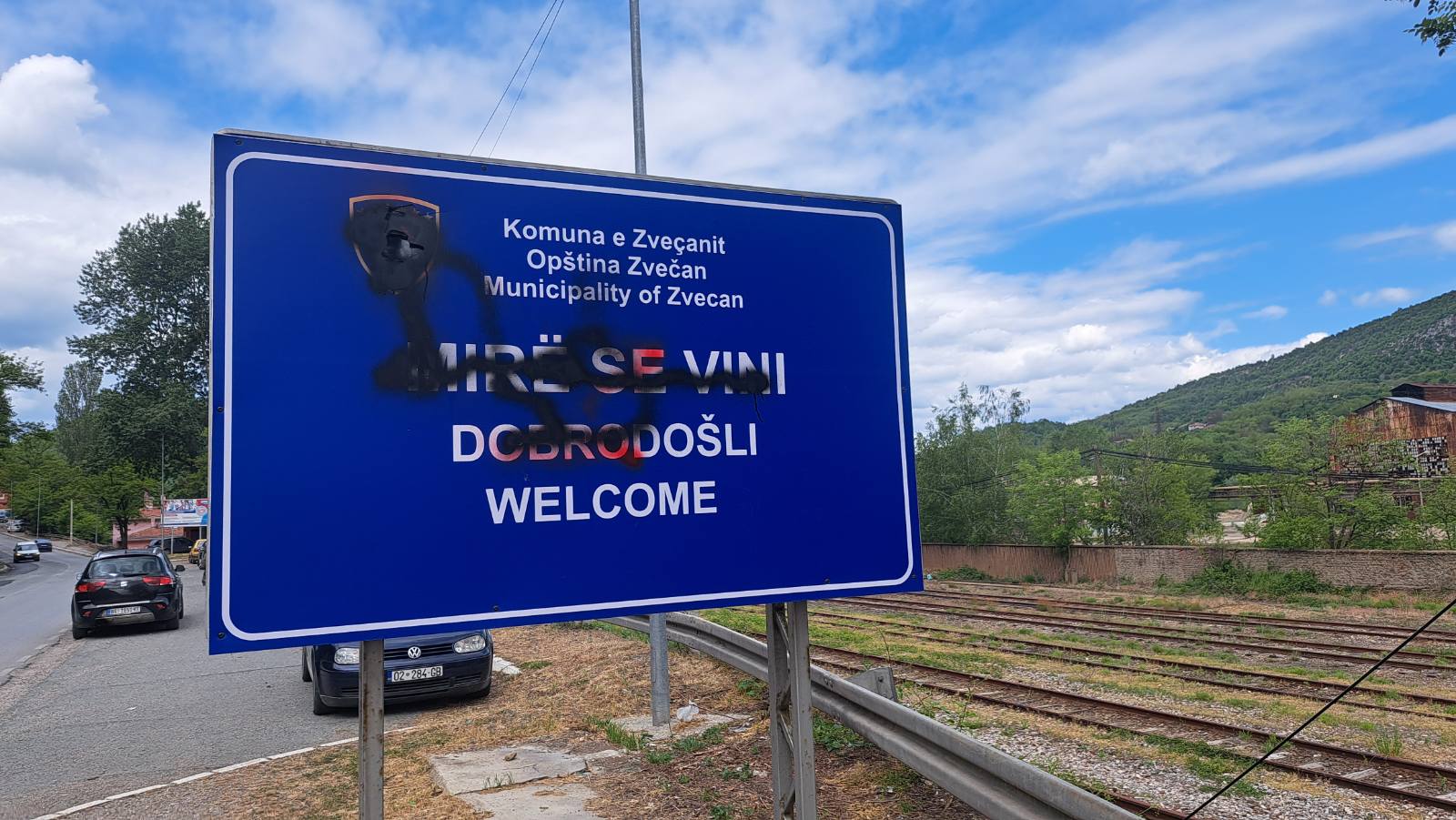 Oštećena tabla sa natpisom "Dobrodošli u Zvečan" i "Srećan put"