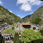 Hiljadu mališana u narodnoj nošnji ispunilo portu manastira Svetih Arhangela Hiljadu mališana u narodnoj nošnji ispunilo portu manastira Svetih Arhangela