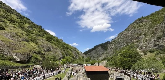 Hiljadu mališana u narodnoj nošnji ispunilo portu manastira Svetih Arhangela