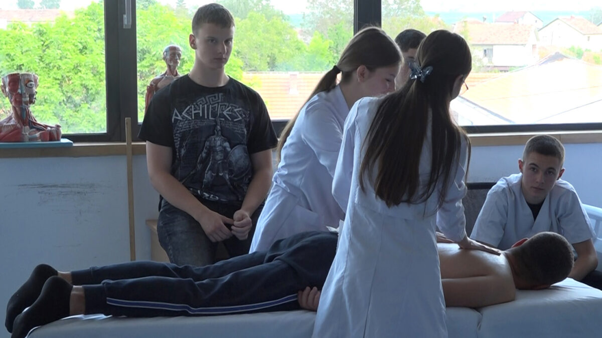 Medicinska škola u Lapljem Selu obeležila Međunarodni dan sestrinstva