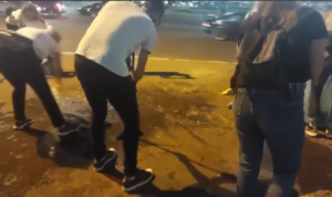 Traži se hapšenje čoveka koji je urinirao po mestu počasti žrtvama nadstrešnice, građani očistili