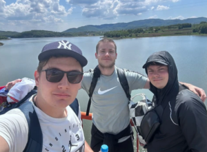 Studenti koji pešače već devet dana stigli u Lešak: Cilj da pomognu srpskoj deci južno od Ibra