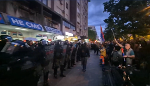Tokom celog dana protest ispred SNS prostorija u N.Sadu: Žandarmerija između dve grupe