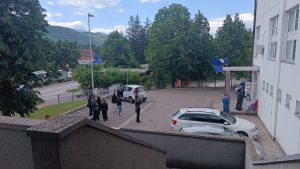 Opština Leposavić preuzela upravljanje sportskom halom uz asistenciju policije