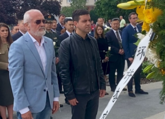 Položeni venci povodom godišnjice NATO bombardovanja zgrade ambasade Kine i stradanja troje novinara; UNS: Prilika da se setimo kolika je cena rata