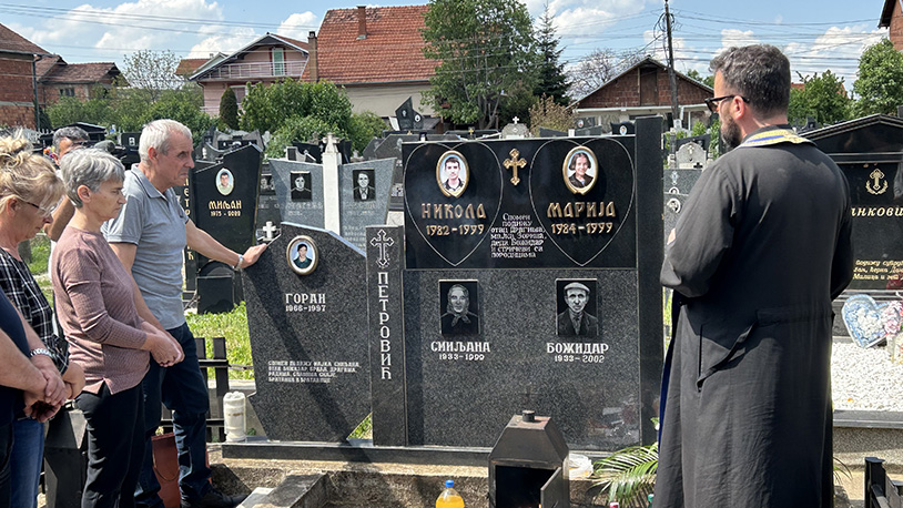 FOTO: Godišnjica stradanja Nikole i Marije Petrović u NATO bombardovanju/ca Kim radio
