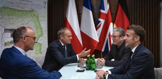 FOTO: Makron i evropski lideri/Tviter Emanuel Makron