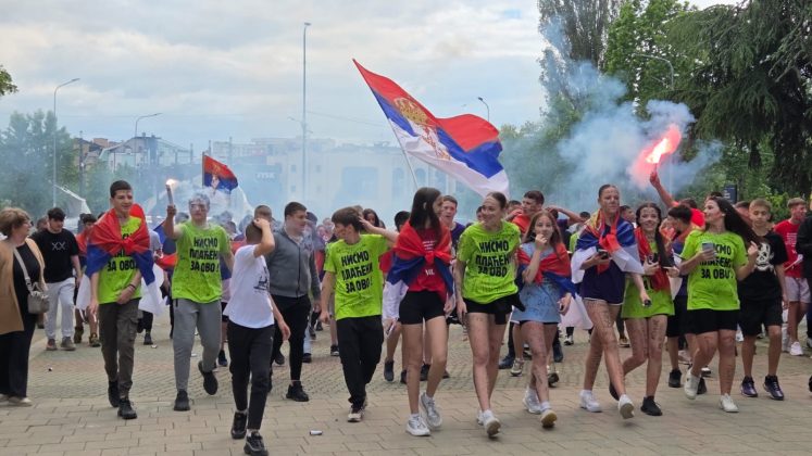 Proslavili i maturanti O&Scaron; &bdquo;Sveti Sava&ldquo;: Defile ulicama Kosovske Mitrovice