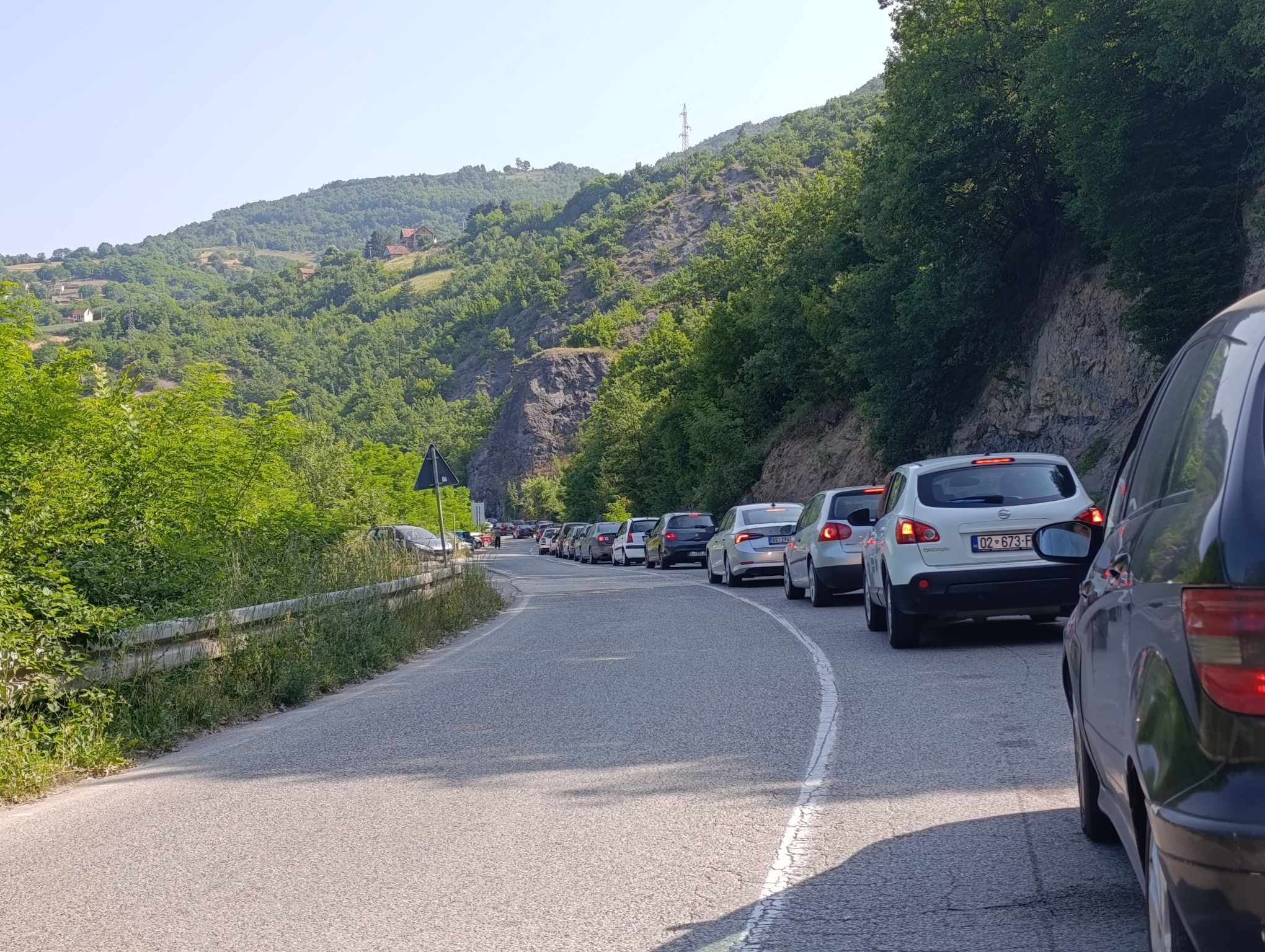 Gužve na prelazu Jarinje, čekanje do sat vremena