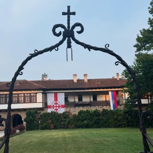Danas je Vidovdan: Počelo obeležavanje u Gračanici - "obasjana verom, tišinom i molitvom"
