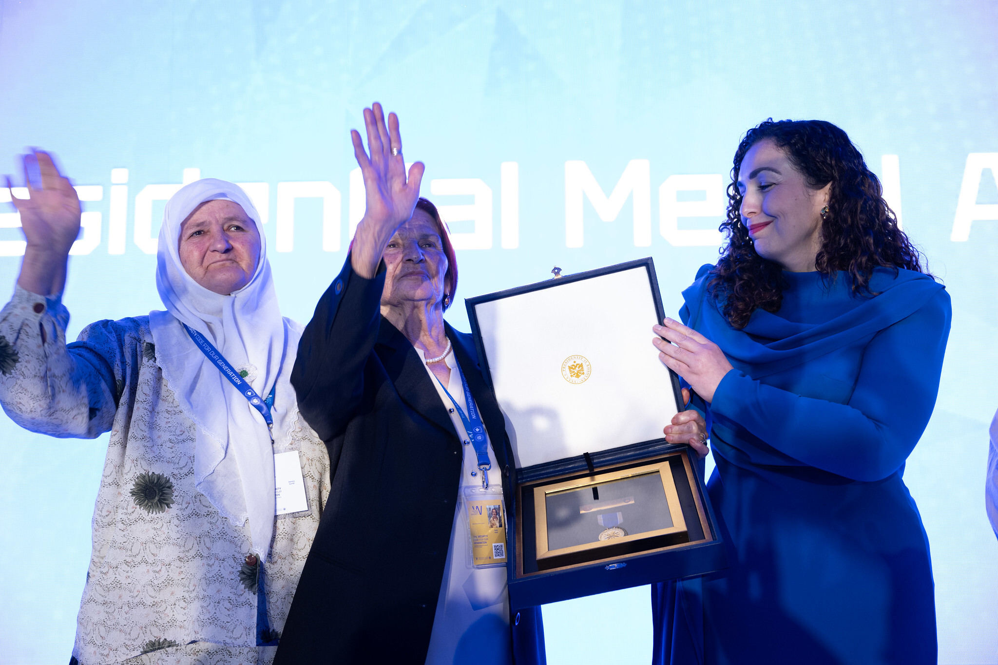 Osmani odlikovala udruženje majki Srebrenice "predsedničkom medaljom"