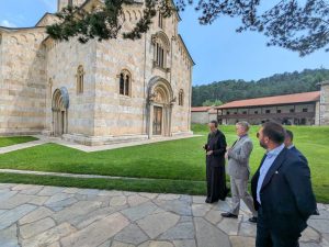 Međunarodni predstavnici posetili manastire V.Dečani i Banjska: Razgovori o položaju SPC i Srba