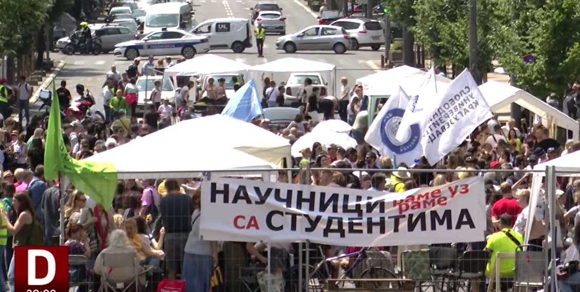Osmi dan blokade ispred Vlade Srbije, osim studenskog na Vidovdan zakazan i SNS skup