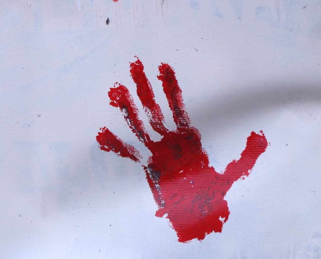 Crvena šaka krvava ruka protest kossev