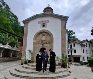 Hargrivs u Dragancu: "Duhovno značajan manastir"; Monasi o problemima Srba i SPC