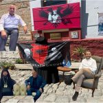 Uspon Nikole Džufke između oltara sa albanskom zastavom i gradonačelnika