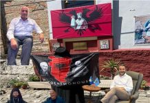 Uspon Nikole Džufke između oltara sa albanskom zastavom i gradonačelnika