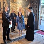 Pirs pozvala srpske stranke da izađu na izbore; U manastiru Gračanica o sprovođenju obaveza PR prema SPC Karen Pirs Manastir Gračanica